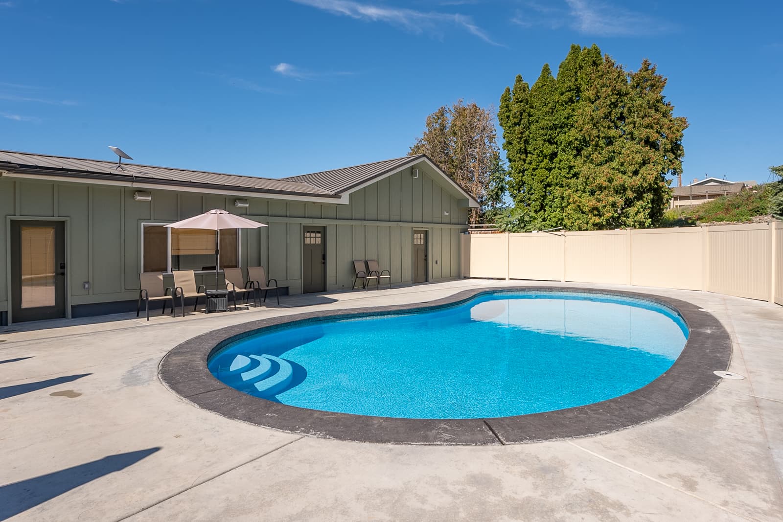 Private Pool & Entertainment